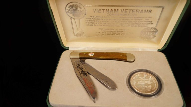 Vietnam Veterans  Commemorative With Coin